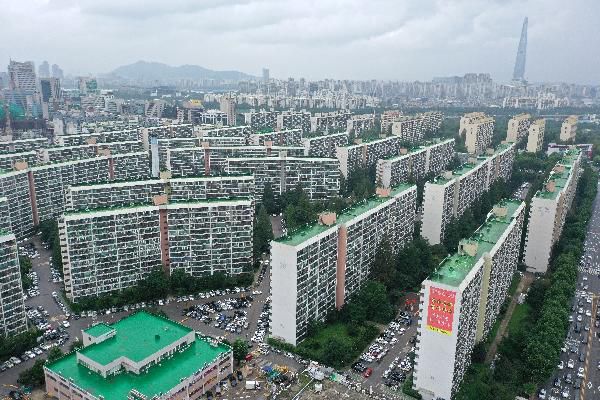 서울 대치동 은마아파트의 전경.   오세훈 시장 당선으로 10년간 재건축이 지연됐던 은마아파트가 수혜를 볼 것이라는 전망이 나온다. 오 시장 시대를 맞아 재건축 아파트들의 호가가 오르고 있다.