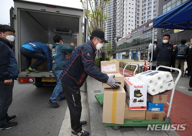 택배 기사들이 택배 논란을 빚은 서울 강동구 A아파트에서 16일 정상적으로 물건을 배송하고 있다.