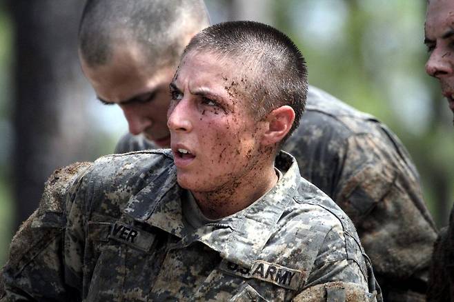 한 여군이 미국 조지아주 육군 기지·보병 훈련 센터 포트베닝에서 훈련을 받고 있다. /AP 뉴시스
