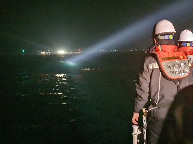 포항해양경찰서는 지난 16일 밤 11시 31분께 예인선이 바지선을 예인하던 중 포항시 남구 양포항 입구에서 침몰해 선장을 포함한 2명을 구조했다고 밝혔다.ⓒ포항해경/뉴시스