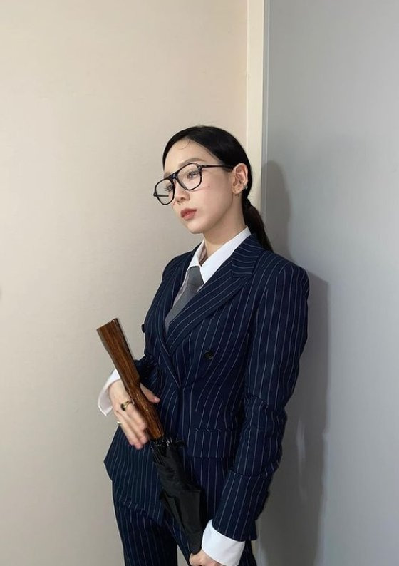 Singer Taeyeon encouraged the shooter of Amazing Saturday.Taeyeon posted several photos on his SNS on the 17th with an article entitled Manners maketh man #Amazing Saturday.The photo shows Taeyeon styling with striped suits, Jangwoosan, and black horn glasses.The movie Kingsman reminds me of the dress and the chic yet dandy atmosphere attracts attention.Fans who encountered the photos responded such as Oh cool, Taeyeon makes Amazing Saturday, Kingsman + Tanggu = Tangsman.On the other hand, TVN entertainment Amazing Saturday - Doremi Market, which Taeyeon is appearing on, is broadcast every Saturday at 7:40 pm.