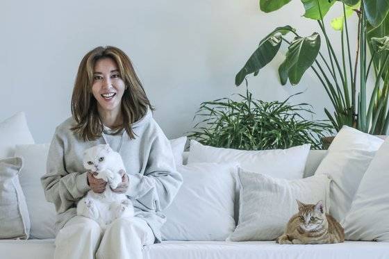 가수 김완선 씨가 경기도 용인 자택에서 6마리의 반려묘와 함께 사는 이야기를 들려주고 있다. 김성룡 기자