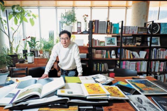 출판사 유화컴퍼니의 유화 대표. 깊이감 있는 흑백 사진집을 잘 만든다는 평을 받는다.