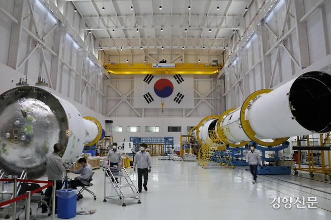 전남 고흥 나로우주센터 발사체 종합 조립동에서 로켓 개발자들이 누리호 3단 로켓(왼쪽)을 제작하고 있다. / 항우연 제공