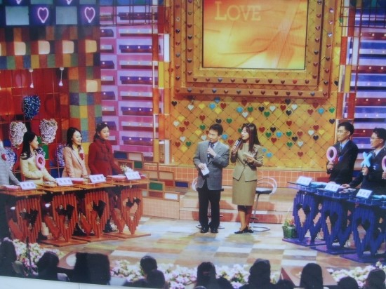 예능 짝짓기 프로그램의 ‘원조’로 불린 MBC ‘사랑의 스튜디오’는 1994년 10월부터 7년 동안 시청자들의 사랑을 받았다. MC 임성훈의 재치와 품격을 바탕으로 2800여명이 출연해 47쌍이 이어졌다. 유튜브 캡처
