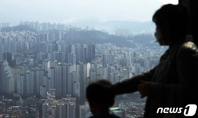 서울 영등포구 63아트에서 바라본 서울 일대 아파트 단지 모습. 2021.3.2/뉴스1 2021.3.7/뉴스1