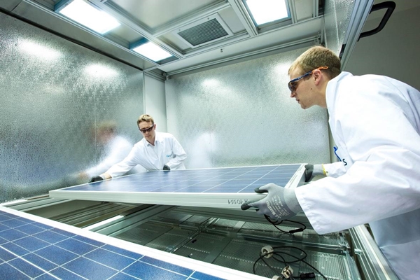 한화큐셀 독일 기술혁신센터 연구원이 태양광 모듈 품질 테스트를 하고 있다. /사진=한화큐셀