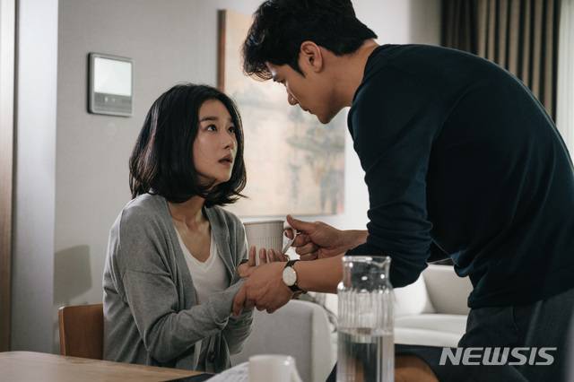 [서울=뉴시스]영화 '내일의 기억' 스틸. (사진 = ㈜아이필름 코퍼레이션/㈜토리픽쳐스 제공) 2021.04.16.photo@newsis.com