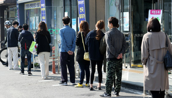 투표를 기다리는 줄 - 4·7 재보궐 선거일인 7일 오전 서울 광진구 한 안경점에 마련된 투표소 앞에 유권자들이 투표를 하기 위해 차례를 기다리고 있다. 2021.4.7 연합뉴스