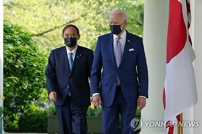 (왼쪽부터) 스가 요시히데 일본 총리-조 바이든 미국 대통령 16일(현지시간) [AFP=연합뉴스 자료사진]