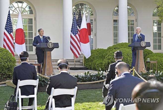 스가-바이든 (워싱턴 교도=연합뉴스) 현지시간 16일 오후 조 바이든(오른쪽) 미국 대통령과 스가 요시히데 일본 총리가 미국 워싱턴DC 소재 백악관에서 정상회담을 한 후 공동 기자회견을 하고 있다. 2021.4.17 photo@yna.co.kr