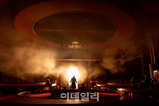 뮤지컬 ‘그레이트 코멧’의 마지막 장면. 피에르가 ‘그레이트 코멧 오브 1812’넘버를 부르고 퇴장하고 있다(사진=쇼노트)