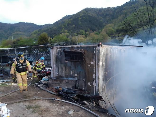 18일 오전 4시54분쯤 전남 순천시 승주읍의 한 컨테이너에서 화재가 발생, 출동한 소방대원들이 진화작업을 벌이고 있다.(순천소방서 제공)2021.4.18© News1