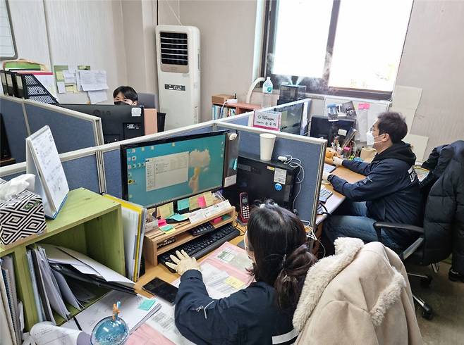 KISA 관계자들이 대국민 PC 보안 점검 사업 내PC돌보미를 수행하는 모습. KISA 제공