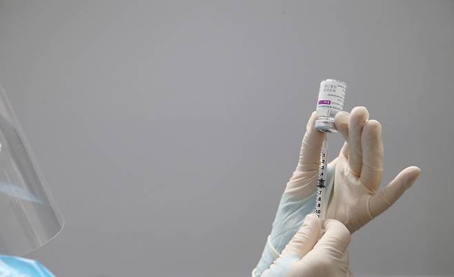 청주의 한 병원에서 코로나19 감염증 예방 백신 접종을 준비하고 있다. 충북도