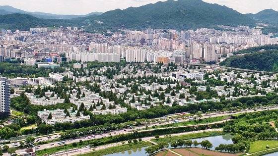 중대형 주택형으로 이뤄진 서울 서초구 반포동 주공1단지. 기존 주택 전용면적 범위 내에서 두 채를 받는 '1+1' 분양이 인기를 끌었으나 다주택자 종부세 강화 이후 골칫거리가 됐다. 중앙포토