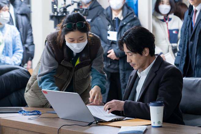 심나연 PD(왼쪽)가 <괴물> 촬영 현장에서 이동식 역을 맡은 배우 신하균과 대화하고 있다.  JTBC 제공