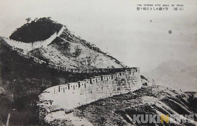 백악 곡성(曲城, 곡장) 쪽에서 백악산(白岳山, 북악산) 정상 부근을 지나는 한양도성 전경(국립중앙박물관 소장)