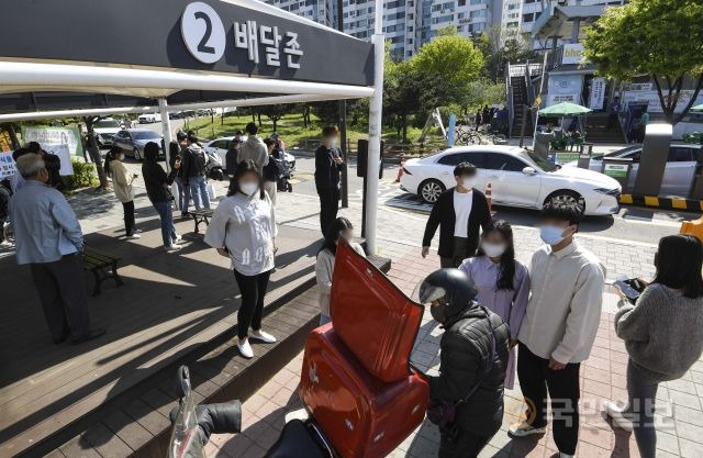 18일 서울 여의도 한강공원의 배달존이 배달 음식을 기다리는 시민들로 가득 차 있다.