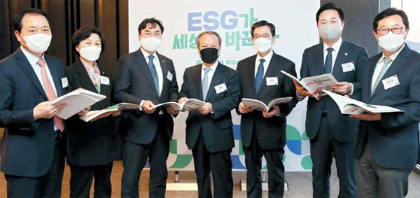 지난 15일 서울 더플라자호텔에서 열린 `ESG 리더십 과정`에 참석한 국회의원들이 ESG 교재를 들고 기념촬영하고 있다. 왼쪽부터 성일종 의원, 송옥주 환노위 위원장, 윤관석 정무위 위원장, 최열 환경재단 이사장, 정성호 예결위 위원장, 김두관 의원, 김한정 의원. [이충우 기자]