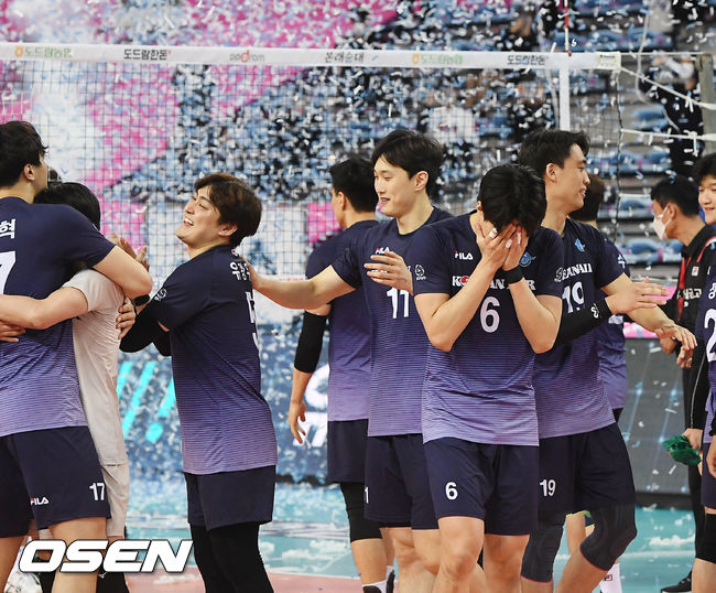 [OSEN=인천, 민경훈 기자]경기를 마치고 대한항공 선수들이 우승의 기쁨을 나누며 눈물을 흘리고 있다. /rumi@osen.co.kr