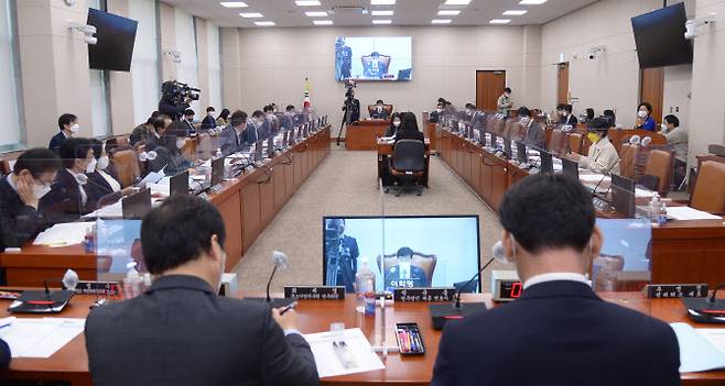 19일 서울 여의도 국회 산업통상자원중소벤처기업위원회에서 열린 비대면 ‘중소벤처기업 육성에 관한 공청회’에서 이학영 위원장이 발언을 하고 있다. (사진=연합뉴스)