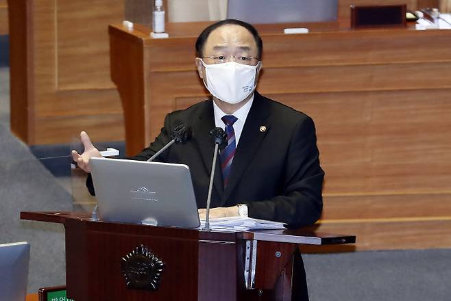 홍남기 국무총리 직무대행이 19일 서울 여의도 국회 본회의에서 진행된 대정부질문에서 답변하고 있다. [사진=연합뉴스]