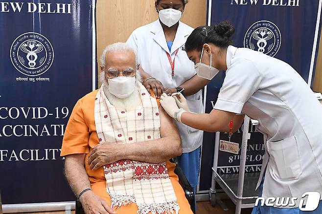 나렌드라 모디 인도 총리가 뉴델리의 한 병원에서 자체 개발한 코로나19 백신 코백신의 2차 접종을 받고 있다. © AFP=뉴스1 © News1 우동명 기자