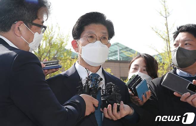 노형욱 국토교통부 장관 후보자가 19일 오전 경기도 정부과천청사 서울지방국토관리청에 마련된 인사청문회준비 사무실로 출근하며 취재진의 질문에 답하고 있다. 2021.4.19/뉴스1 © News1 임세영 기자