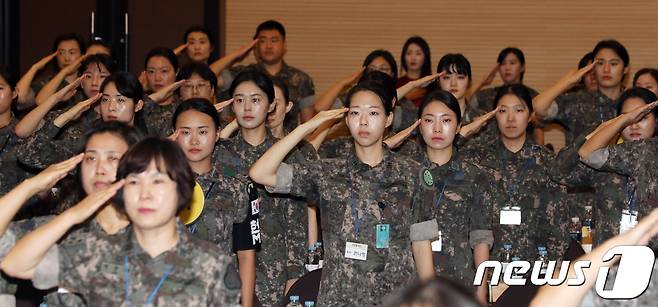 (사진은 기사 내용과 무관함) 6일 오전 서울 용산구 국방컨벤션에서 열린 '국방 여성 리더십발전 워크숍'에서 여군들이 국민의례를 하고 있다. 여군 창설 68주년을 기념해 열린 이번행사에는 현역 여군 200여명이 참석했다. 2018.9.6/뉴스1 © News1 황기선 기자