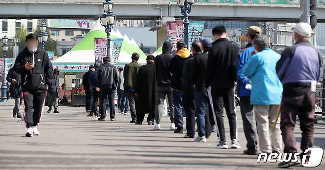 19일 오전 서울 중구 서울역 광장에 마련된 중구 임시선별진료소에서 시민들이 검체 검사를 받기 위해 줄 서서 대기하고 있다. 2021.4.19/뉴스1 © News1 김진환 기자