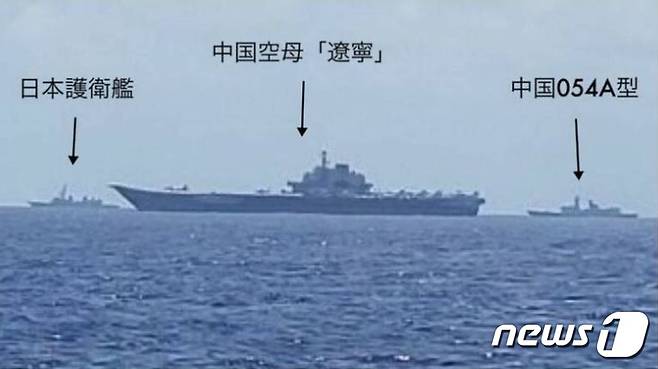 왼쪽부터 일본호위함, 중국 항공모함 랴오닝함, 중국 054A형 호위함(중국 자유시보 갈무리)