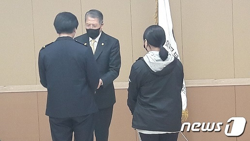 군산사회복지장학회 김기봉 이사장이 지난 15일 잘못된 판단으로 범죄의 굴레에 빠졌다가 잘못을 뉘우치고 학교생활을 이어가는 모범 보호관찰 대상자 20명을 선정해 장학금을 수여하고 있다(군산보호관찰소 제공)2021.4.19/뉴스1