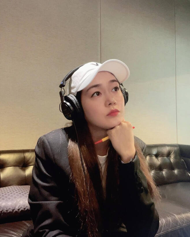 Sung Yu-ri, a Fin.K.L native, released a photo of the recording studio, and netizens were curious.On the 19th, Sung Yu-ri posted several photos with the article Mamari Recording through Instagram.In the public photos, there was a picture of Sung Yu-ri writing headphone in the recording room.Especially Sung Yu-ri showed a concentration on something, and it was curious about netizens who seemed to record the album in the Fin.K.L days.Netizens have wondered about Sung Yu-ris posts such as Why are beautiful look like it?, It is beautiful today, What do you record, and new song.As it turned out, this recording was a brand muse of lifestyle director Radimery (RADIMERY), and Sung Yu-ri was found to have recorded related songs, which made fans who expected a new song feel sorry.Meanwhile, Actor Sung Yu-ri married professional golfer An Sung-hyun in 2017; Sung Yu-ri recently announced her transformation into a cosmetics CEO.