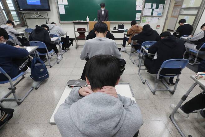 16일 오전 서울의 한 중학교 교실에서 학생들이 글을 읽고 이해하는 능력인 문해력 평가 문제를 풀고 있다. 2021. 4. 16 / 장련성 기자