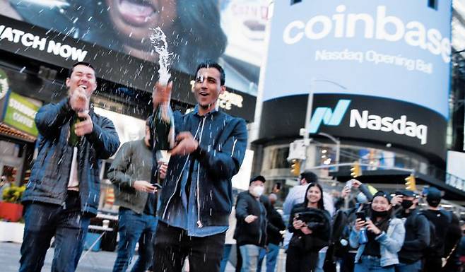 지난 14일 뉴욕 타임스스퀘어 광장에서 코인베이스 직원들과 가상화폐 지지자들이 나스닥 상장을 축하하고 있다.
