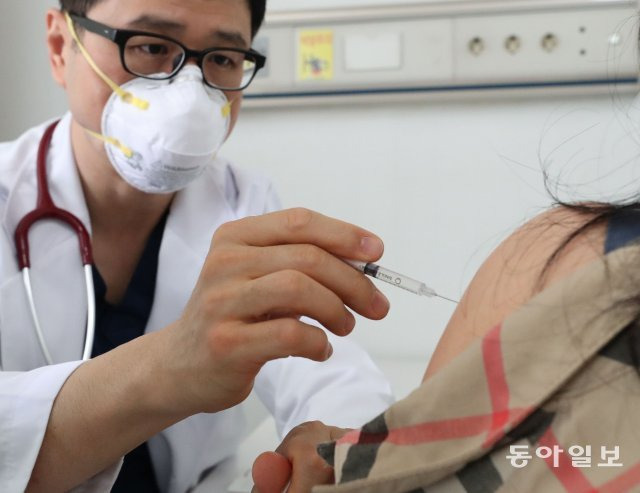 19일 서울 양천구 메디힐병원에서 장애인, 노인, 국가보훈자 돌봄 종사자 및 항공승무원을 대상으로 아스트라제네카 백신 접종이 시작됐다. 정부는 이날부터 코로나 19 예방접종 위탁을 받은 동네병원에서 접종을 시작했다. 다만 30세 미만은 대상에서 제외했다. 병원을 찾은 대상자들이 접종을 하고있다.