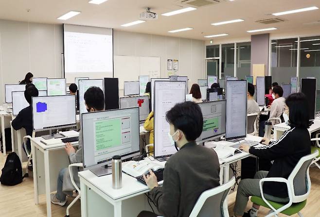 한국폴리텍V대학 광주캠퍼스 AI융합학과 신입생들이 AI 교육을 받고 있는 모습. 엔쓰리엔클라우드 제공