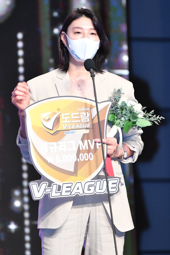 김연경이 19일 V리그 시상식에서 개인 네 번째 MVP를 수상한 뒤 기뻐하고 있다. 사진-=KOVO 제공