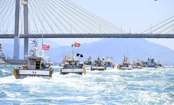 19일 전남 여수 어민들이 '日 원전 오염수 해양 방출 결정 일본 규탄 대회'를 마친 뒤 어선 150여 척을 동원해 근해를 돌며 해상 시위를 하고 있다. 뉴스1