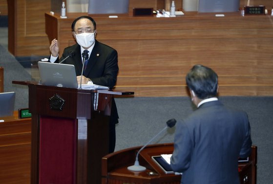 홍남기 국무총리 직무대행이 19일 서울 여의도 국회 본회의장에서 열린 대정부질문에 출석해 국민의힘 정진석 의원 질의에 답변하고 있다. 오종택 기자