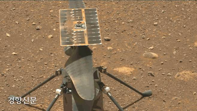 화성 지표면에서 대기 중인 ‘인저뉴어티’. NASA 제공