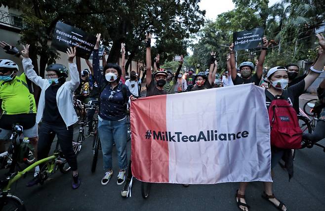 시민 활동가들이 17일 인도네시아 자카르타에서 ‘밀크티동맹(태국, 홍콩, 대만 등 동남아시아 시민들의 민주주의 연대운동)을 강조하며 미얀마시민들을 지원하는 바이크 행진을 벌이고 있다. 자카르타|AP연합뉴스