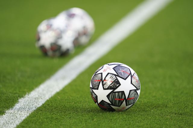 유럽축구연맹(UEFA) 챔피언스리그 공인구가 지난 15일(한국시간) 잉글랜드 리버풀과 스페인 레알 마드리드의 8강 2차전을 앞두고 영국 리버풀 안필드 그라운드에 놓여 있다. AP뉴시스