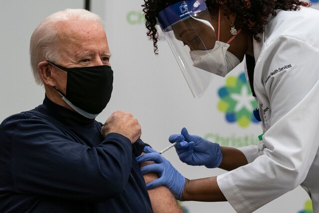 조 바이든 미국 대통령이 당선인 신분이었던 지난해 12월 델라웨어주 뉴어크에 있는 크리스티아나케어 병원에서 화이자, 바이오엔테크의 코로나19 백신 주사를 맞고 있다. AFP 연합뉴스