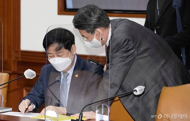 구윤철 국무조정실장(왼쪽)과 은성수 금융위원장이 대화하고 있다. /사진=홍봉진 기자 honggga@