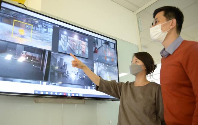 포스코ICT 직원들이 영상분석 플랫폼 'Vision AI' 가 적용된 CCTV를 통해 산업현장 무단 침입, 방화 등을 감지하는 기능을 살펴보고 있다. /사진=포스코ICT