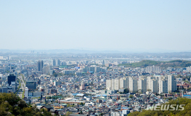 [전주=뉴시스] 김얼 기자 = 완연한 봄 날씨가 다가온 지난 5일 전북 전주시 기린봉 치명자산에서 바라본 전주시 전경이 초미세먼지와 미세먼지 없이 푸른 하늘을 보이고 있다. 2021.04.05. pmkeul@newsis.com