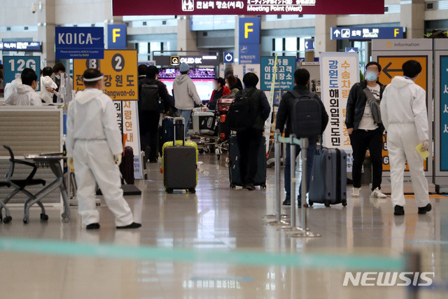 [인천공항=뉴시스]고승민 기자 = 지난 4일 인천국제공항 1터미널에서 해외 입국자들이 이동하고 있다. 2021.03.04. kkssmm99@newsis.com