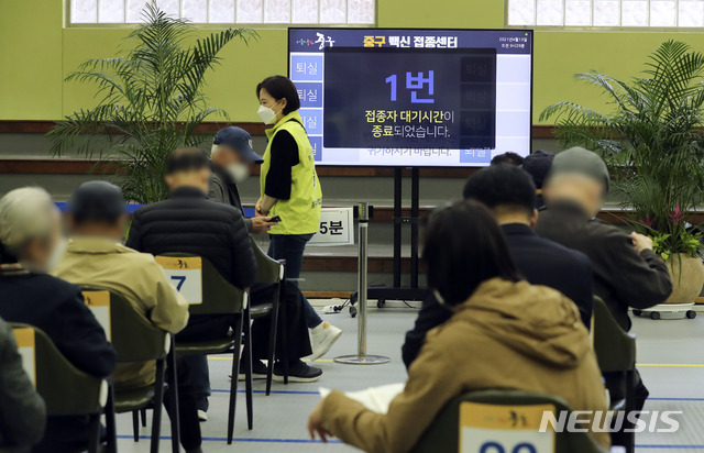 [서울=뉴시스]최진석 기자 = 지난 13일 오전 서울 중구 충무스포츠센터에 마련된 중구 코로나19 예방접종센터에서 어르신들이 코로나19 백신 접종 뒤 이상반응 모니터링을 위해 대기하고 있다. 2021.04.13. myjs@newsis.com